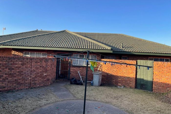 Kriel Central House For Sale: 4 bedrooms, garden, garage, rental potential.