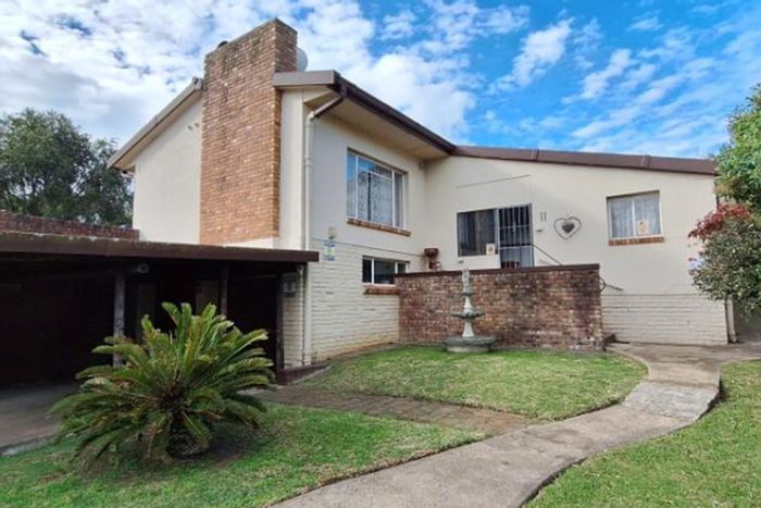 Boskloof House For Sale: 3 beds, bachelor flat, solar system, double garage.