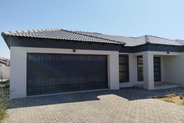 For Sale: House in The Orchards with 3 bedrooms, automated garage, 24-hour security.