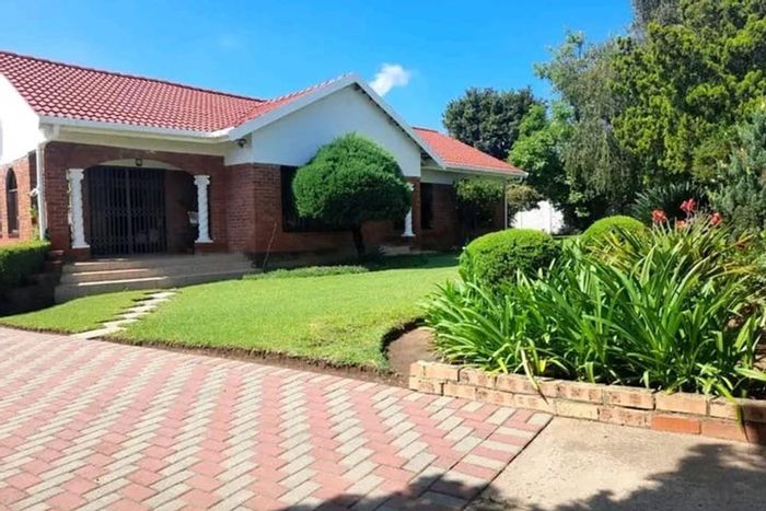 Dundee Central House For Sale: 6 bedrooms, 3 baths, large kitchen, dual garages.