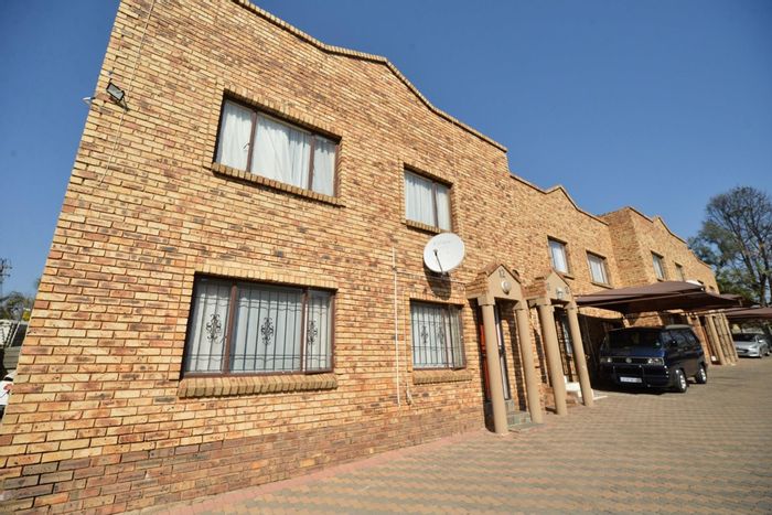 For Sale: Townhouse in Naturena with 2 bedrooms, near amenities and highways.