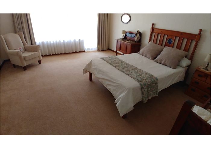 Fully furnished apartment with private garden and garage in Weltevreden Park, To Rent.