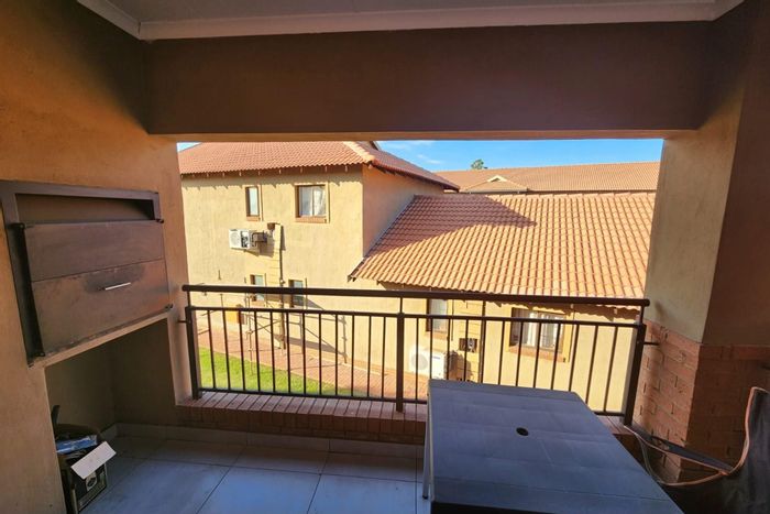 Kenleaf Townhouse For Sale: 2 Bedrooms, Open Plan, Patio, Communal Braai Area.