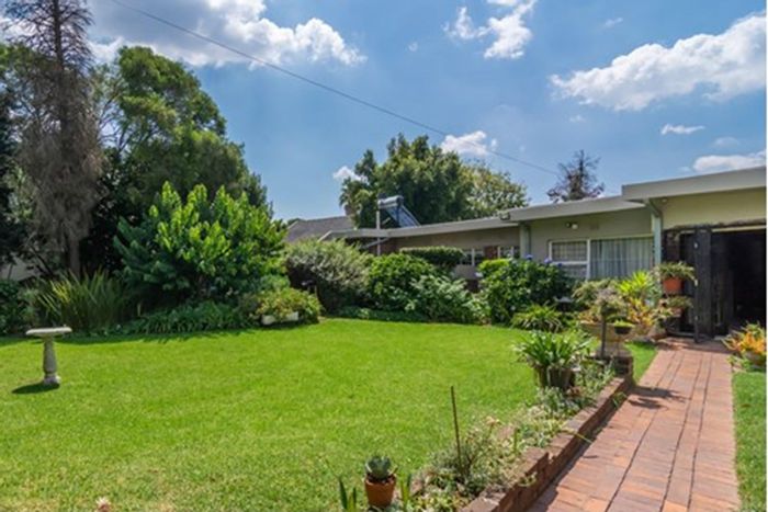 Spacious Constantia Kloof house with pool, gardens, and ample parking for sale.