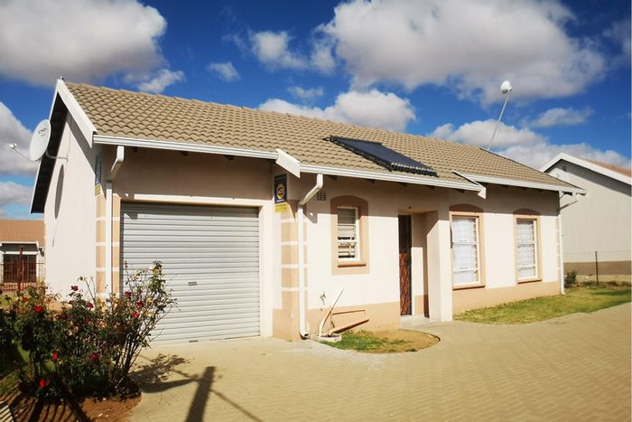 House for Sale in Raceway: 3 bedrooms, garage, fenced yard, open-plan living.