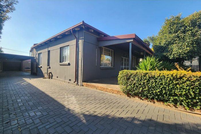 House for Sale in Geduld Ext 1: Pool, garage, near schools and mall.