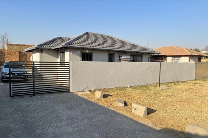 For Sale: House in Kriel Central with 3 bedrooms, yard, and security features.