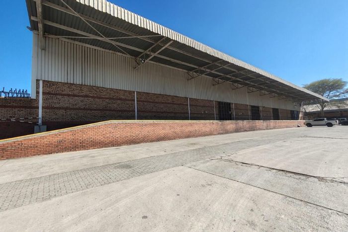 Industrial warehouse to rent in Riverside Park with offices, loading docks, and parking.