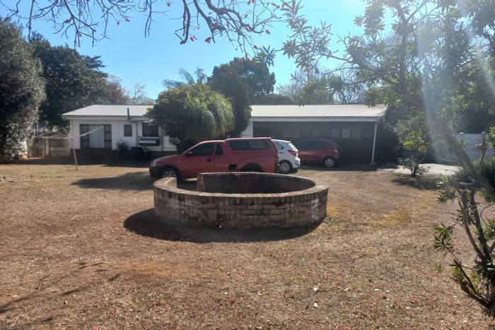 4-Bedroom House in Cleland For Sale with Pool, 2 Lounges, and Great Amenities.