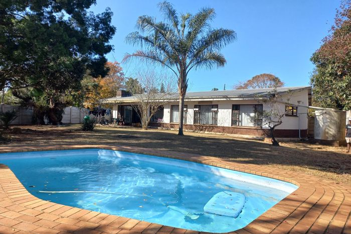 4-Bedroom House in Cleland For Sale with Pool, 2 Lounges, and Great Amenities.