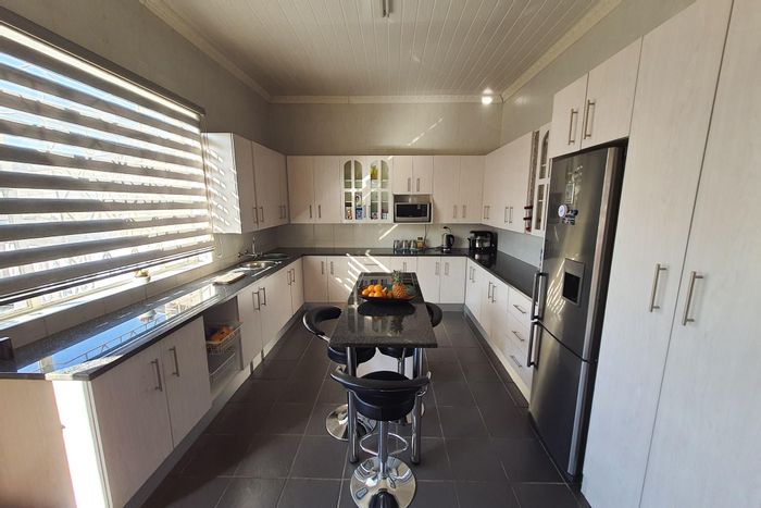 Turffontein House For Sale: 3 Bedrooms, 2 Bathrooms, 2 Flatlets, 9 Carports.