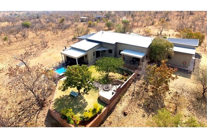 Five-bedroom house in Zwartkloof Private Game Reserve with pool and solar system. For Sale.