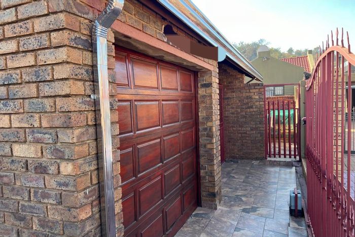 Pimville Zone 6 House For Sale: 6 Bedrooms, 2 Bathrooms, Outside Rooms, Garage.