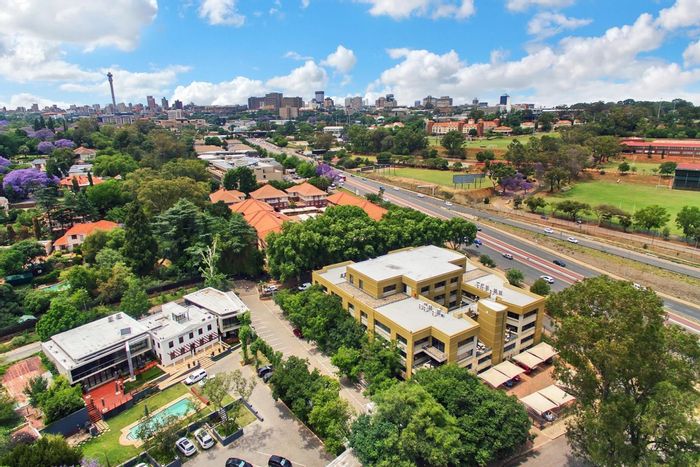 Prime Parktown Office To Rent: 3400sqm, ample parking, easy transport access.