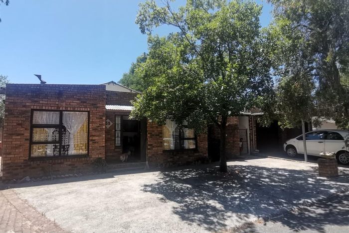 Klein Parys House For Sale: 4 bedrooms, flatlets, spacious yard, rental income potential.