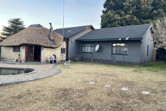 Kriel Central House For Sale: 3 bedrooms, pool, lapa, bar, and rental potential.