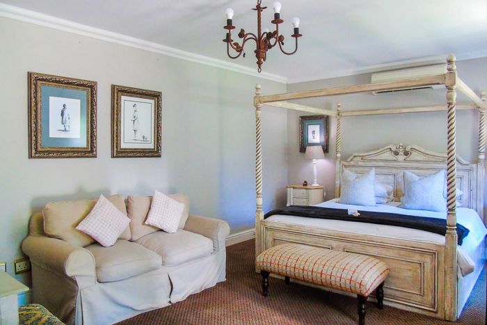 Lodge for Sale in Middedorp: 8 en-suite rooms, restaurant, pool, and security.