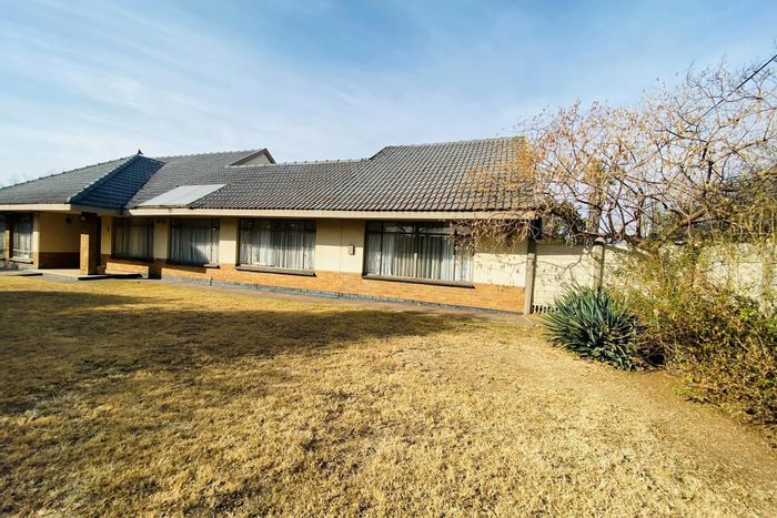 For Sale: Spacious 4-Bedroom House in Vanderbijlpark Sw with pool and flatlet.