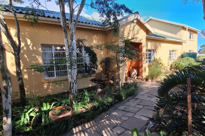 House For Sale in Humansdorp Central: 4 bedrooms, fireplace, outdoor entertainment area.