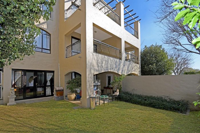 Lonehill Apartment For Sale: 1-bed unit, garden access, pools, clubhouse, secure living.