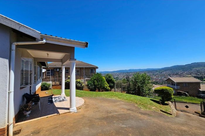 Dunveria House To Rent: 3 bedrooms, garage, pet-friendly, panoramic views.