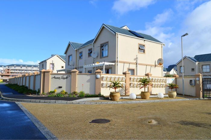 2-bedroom townhouse for sale in Muizenberg Central with garden and garage access.