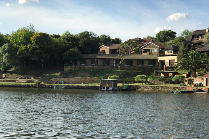 House for Sale in Vaaloewer: 16 rooms, conference facility, riverfront access.