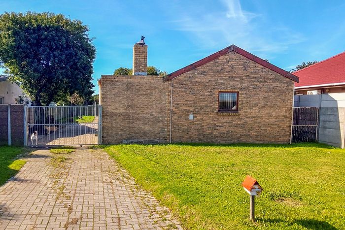 For Sale: 3-bedroom house in Windsor Park Estate with spacious backyard and carport.