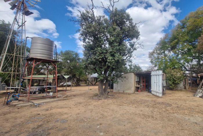 Kromdraai Small Holding For Sale: 4-bedrooms, farming facilities, solar power, ample storage.