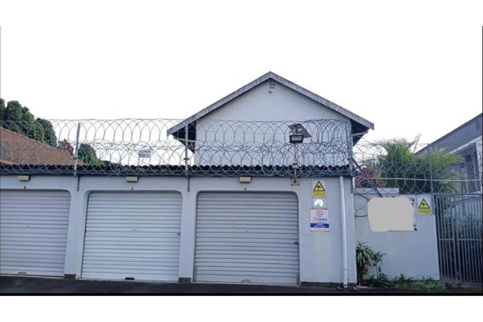 Glenwood Townhouse For Sale: 2 bedrooms, garage, storage, near schools and transport.