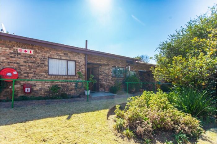 Bromhof Townhouse For Sale: 2 Bedrooms, Pool, Dining, Care Services Available.