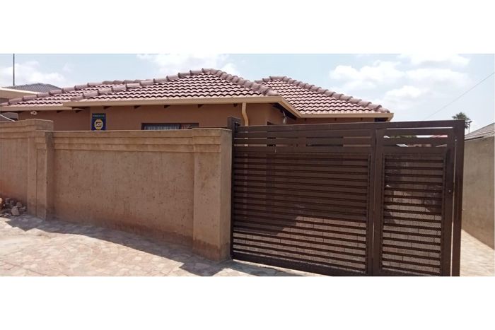 For Sale: 3-bedroom house in Pimville with cottage, solar power, and security.