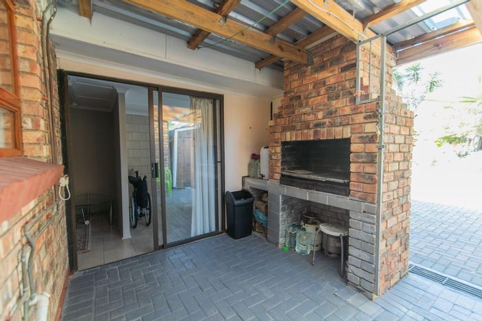 Humewood Townhouse For Sale: 3 beds, private courtyard, jacuzzi, secure complex.