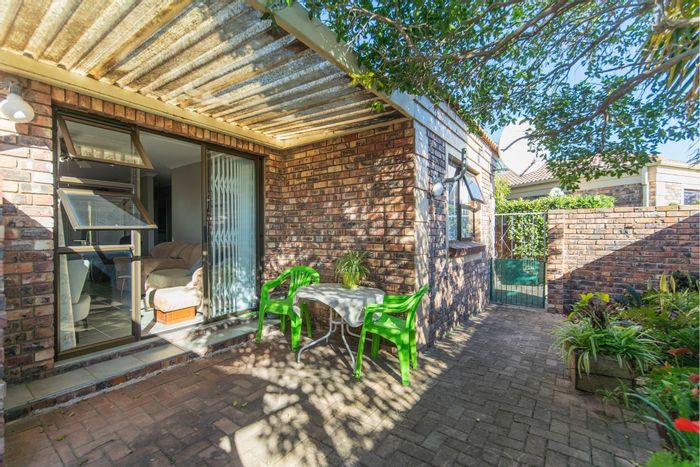 Humewood Townhouse For Sale: 3 beds, private courtyard, braai area, garage.