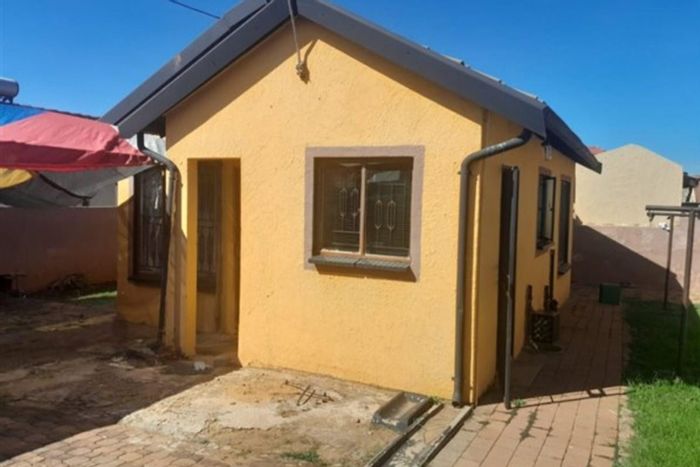 Clayville House For Sale: 2 Bedrooms, secure parking, near schools and malls.