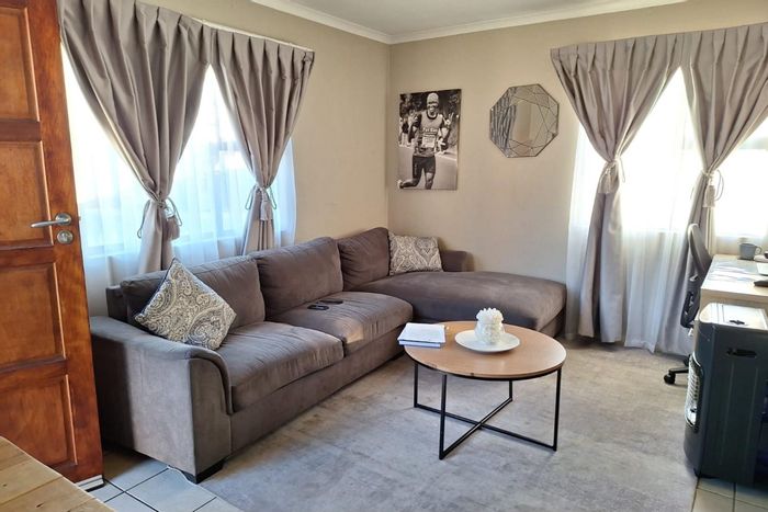 Sagewood House For Sale: 3 bedrooms, garden, carport, near Curro School.