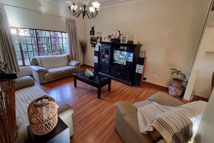 Kensington House For Sale: 3 Bedrooms, Pool, Bar, Garage, Entertainment Area.