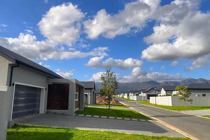 For Sale: House in Paarl South with garden, garage, and close to amenities.