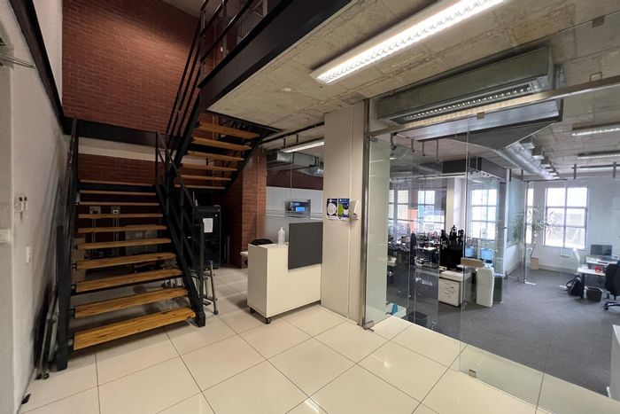 Office To Rent in Bo Kaap: 322 sqm duplex with parking, security, and amenities.
