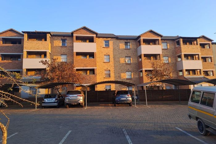 Heuweloord Apartment For Sale: 2 Bedrooms, Open Plan Kitchen, Affordable Levies.