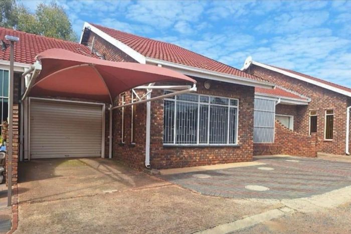 Townhouse for Sale in Parys Central: 2 bedrooms, garage, braai area, eco-friendly features.