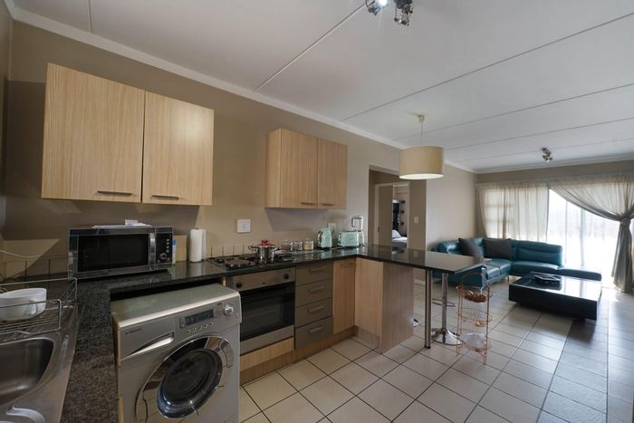 Dainfern Apartment For Sale: 2 Bedrooms, Pool, Tennis Court, Clubhouse Access.