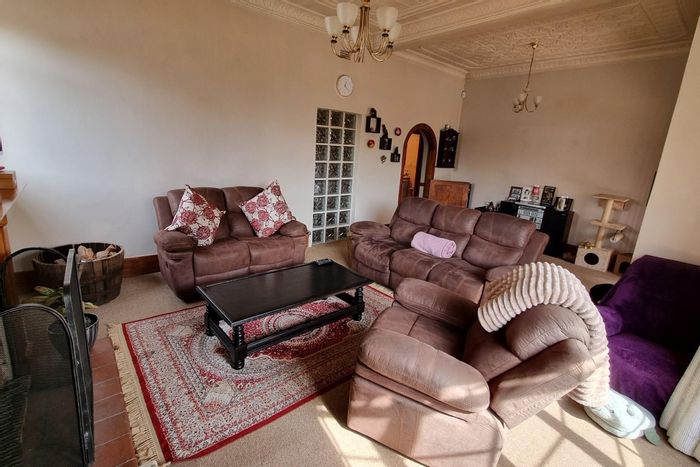 Kensington House For Sale: 3 beds, pool, garden, flatlet, staff accommodation.