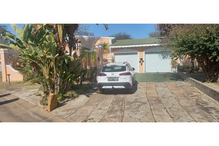 Rooiberg Townhouse For Sale: 2 beds, private garden, braai area, double garage.