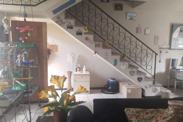 2-Bedroom Townhouse in Brakpan Central For Sale with Lounge, Kitchen, and Parking.