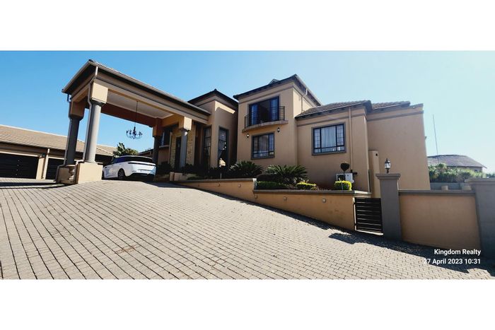 Mooikloof House For Sale: Secure estate living, pet-friendly, and family-oriented amenities.