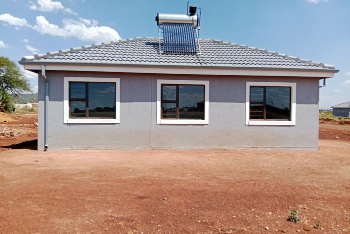 For Sale: House in Ga-Rankuwa with 3 bedrooms, large stand, no deposit.