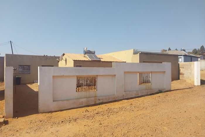 For Sale: House in Lehae with rental potential, outside rooms, and spacious yard.