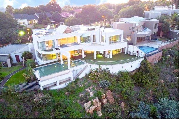 For Sale: House in Constantia Kloof with infinity pool, guest suite, and garages.