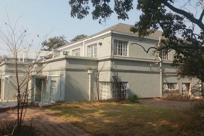 Strathavon Townhouse For Sale: 7 bedrooms, pool, cottages, secure complex, garden.